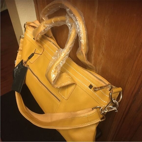 Cuore & Pelle New handbag NWT also has strap that...